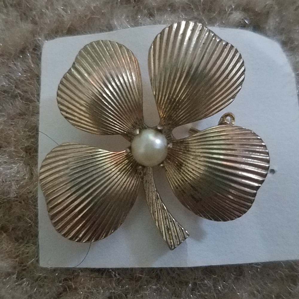 Gold Clover with Pearl in the middle